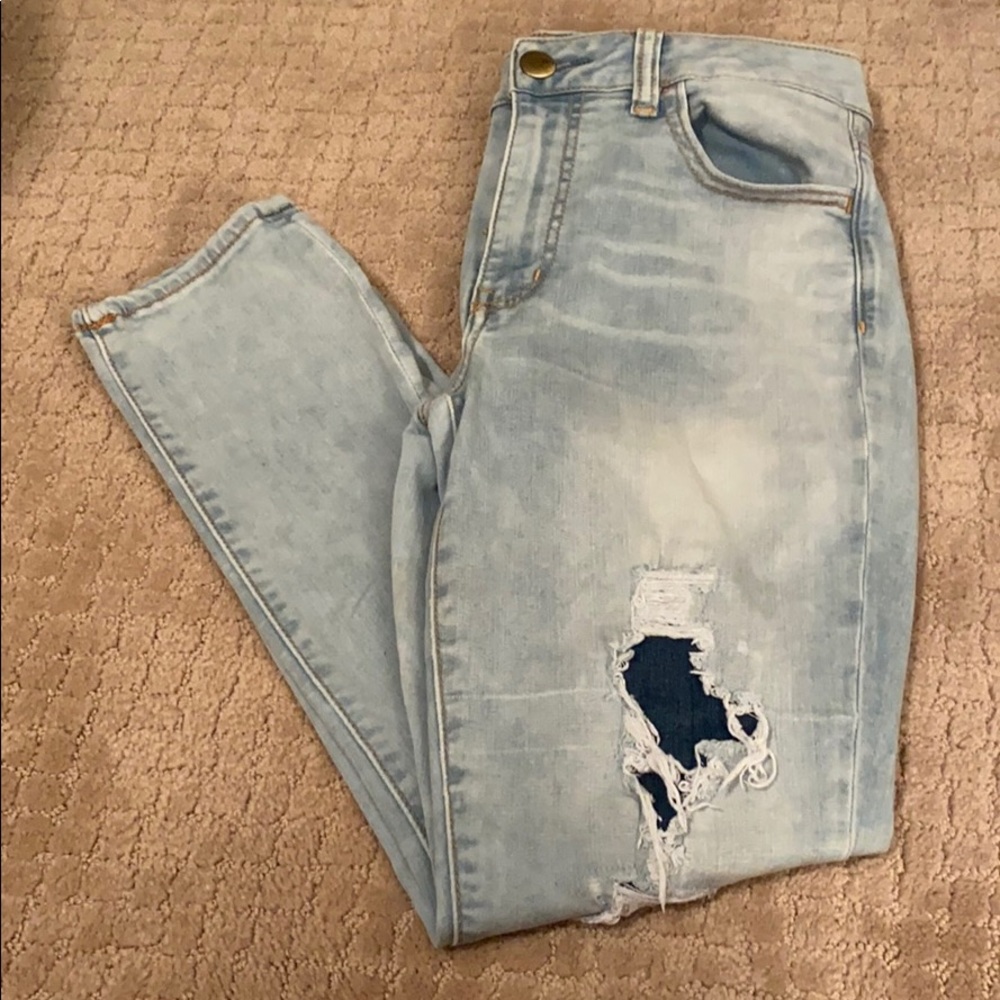 AEO Light-wash Ripped Jeans